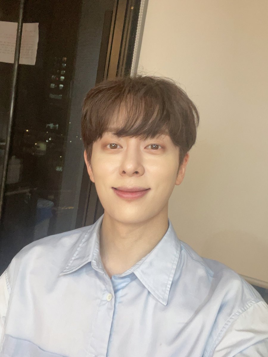 BFofficial_JP's tweet photo. #DONGHYUN #BF ONLINE TALK EVENT
【📸】
イベント終わりにパチリ✌🏻

動画メッセージも到着しましたので後日ファンクラブサイトにアップロードいたします🎵

 #ドンヒョン #동현 https://t.co/M858pr338X