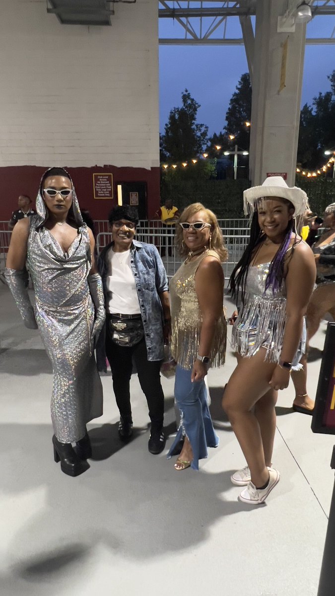 She_Directs's tweet photo. I had one of the best weekends of my life. I gave Beyoncé all I had and she gave it all right back. Rain or shine, she is “Queen Bey” and I bow down. Looking ahead to Houston and thinking about going. Texas, I have a pair of boots, idk?? #Beyonce #Beyhive #RENAISSANCEWorldTour https://t.co/BxqG9vBkhv