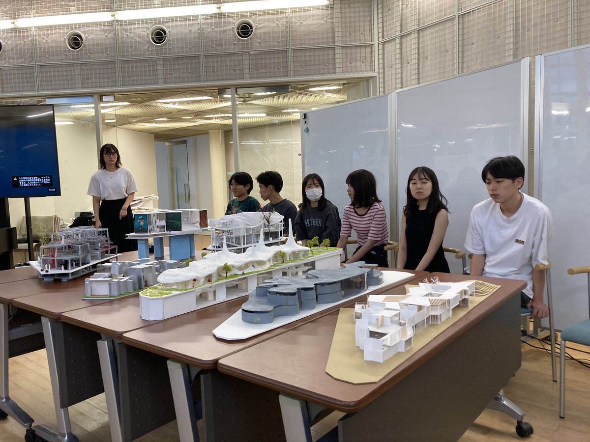 uo_a's tweet photo. 大阪公立大学での初の！（山口先生肝いりの）バーティカルレビューに参加。案の改良とバリエーションも集まって公立大の層の厚さが見れました。
他学年が集まっても、まとまりある講評会になる少人数制の良さが出ていてるのも良かった。この刺激が更に全体にモチベーションとして波及することに期待！ https://t.co/LXDAff2aFD