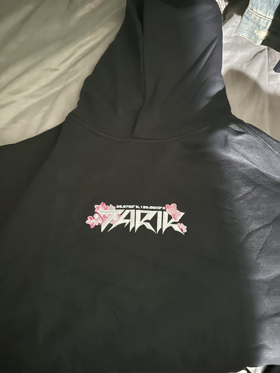 minsive's tweet photo. @tarik my hoodie came in 💃 https://t.co/EUpyJ2a2q3
