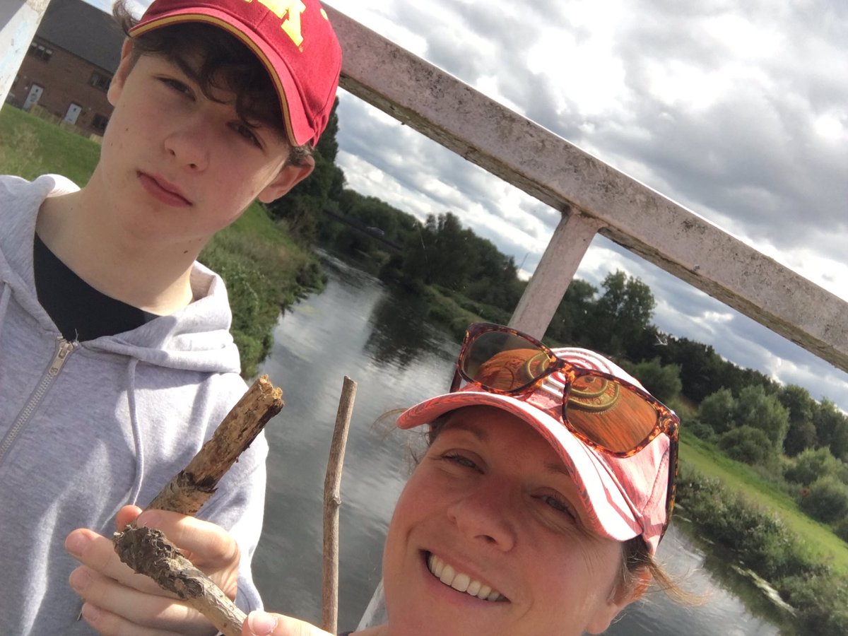 HamletBridget's tweet photo. #rmgoingout @rusheymeadgeog
Visit to Kingsbury Water Park
🪨skimming stones
🦆feeding the ducks (and geese)
🪵playing pooh sticks (I won!)
🚂The Echills Wood Railway wasn’t running today, to my great disappointment- if you have little ones, it is a MUST! @EWROfficial https://t.co/QkpJABhgiy