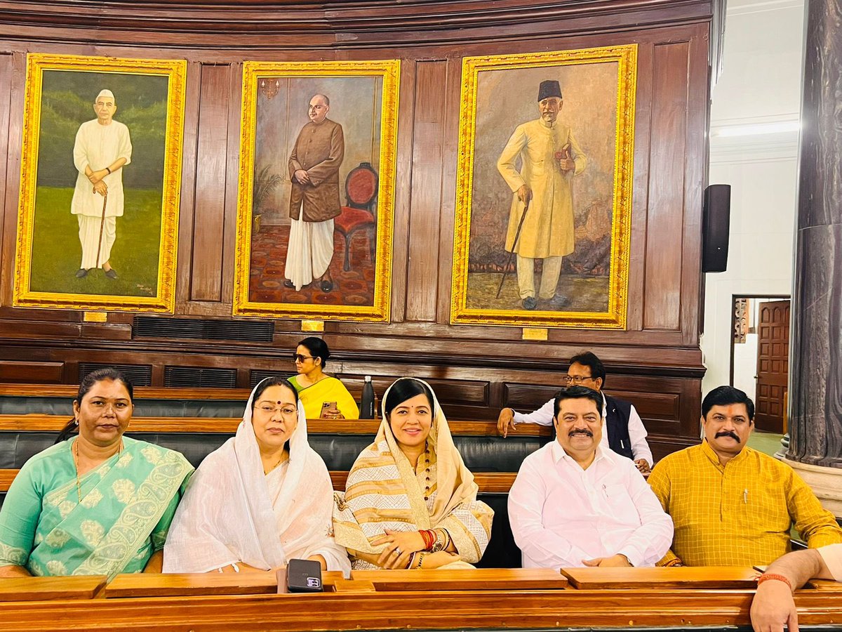 RitiPathakSidhi's tweet photo. संसद भवन में लोकसभा की कार्यवाही के पश्चात सांसद गण के साथ।

@manoj_kotak @DrKPSinghYadav @RayShandhya @Gomati_sai https://t.co/dhYca1uMaE