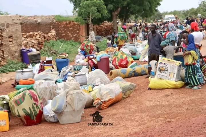 BocaryGUINDO's tweet photo. 🔴 Victime d'attaque terroriste le 05.08.2023 qui a fait 17 morts et beaucoup de dégâts matériels, le village de #Bodio (commune de #Doucombo, région #Bandiagara) se vide de sa population sur injonction des mêmes terroristes.
#Parou, #Simikanda #Ouo #Mali https://t.co/RX7KRa2lij