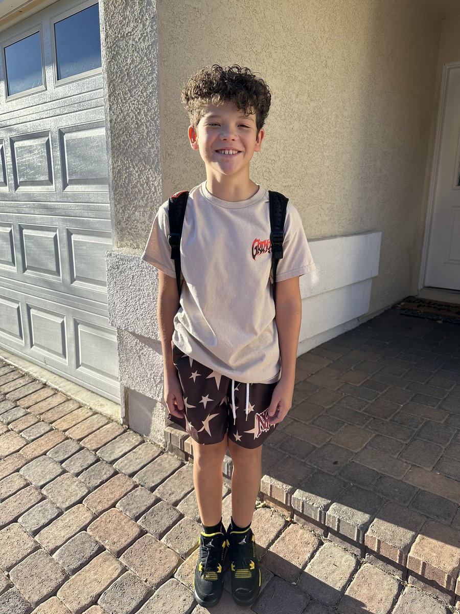 Isabel_Saenz_'s tweet photo. First day of 7th grade 😦💓🥲 https://t.co/7Yks5pNche