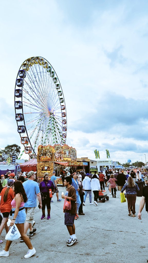 ishootsickfotos's tweet image. The WI State Fair: Home of crocs and cargo shorts. #wistatefair #statefair
