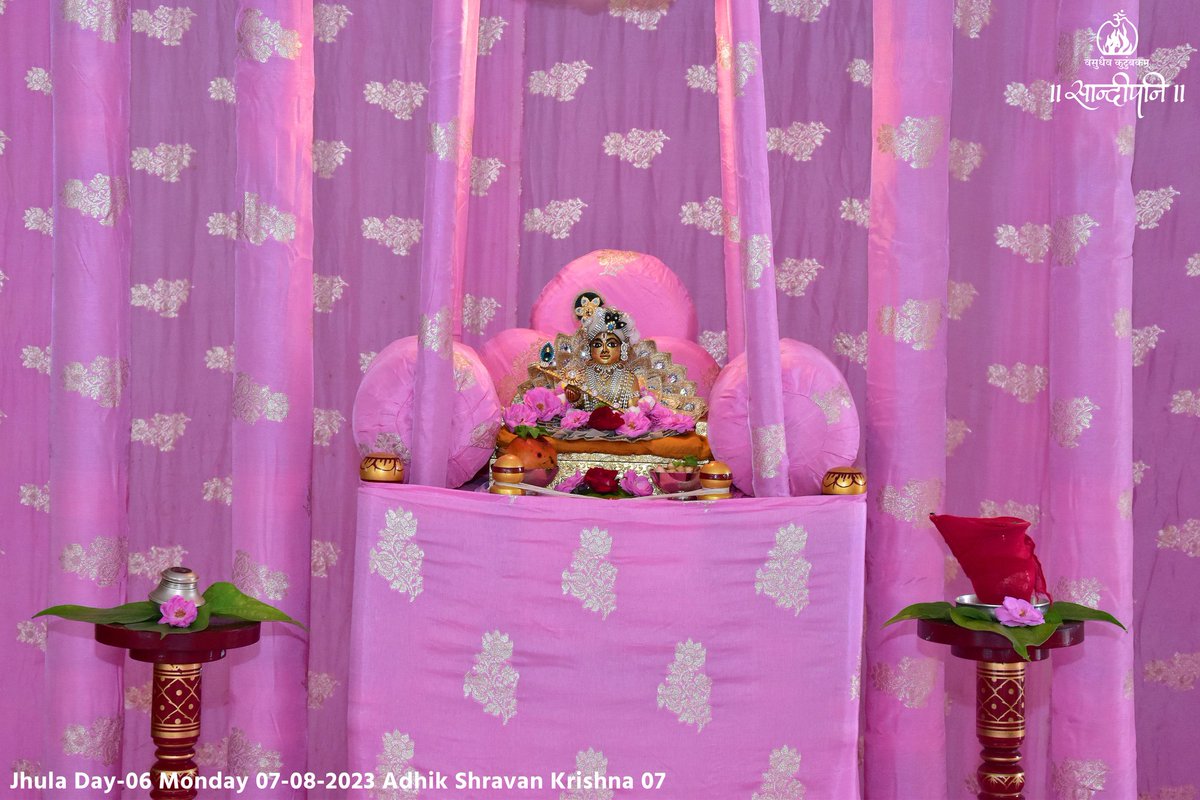 ShriHariMandir's tweet photo. ।। परमानन्दचिन्मूर्तिर्मधुरो मुरलीधर: ।।
परम आनंद प्रदान करनेवाले, कोमल अधर पर वेणु धारण करनेवाले, गुलाबी घटाके झूलामें विराजमान प्रभुको हमारा प्रणाम हैं।
@PPBhaishri
@sandipanipbr
#Day_06
#Jhula_2023
#HindolaUtsav
#ShriHariMandir
#PujyaBhaishri https://t.co/T9SAFhiQlI