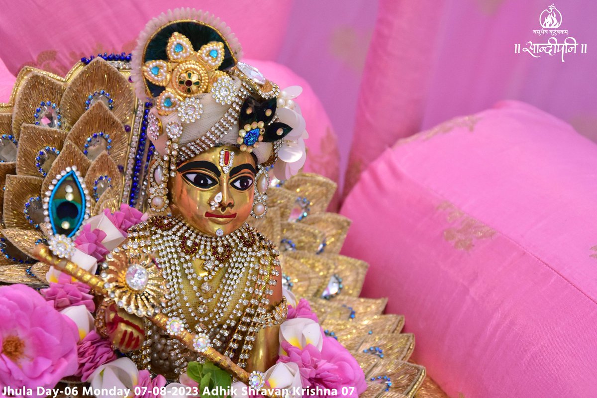 ShriHariMandir's tweet photo. ।। परमानन्दचिन्मूर्तिर्मधुरो मुरलीधर: ।।
परम आनंद प्रदान करनेवाले, कोमल अधर पर वेणु धारण करनेवाले, गुलाबी घटाके झूलामें विराजमान प्रभुको हमारा प्रणाम हैं।
@PPBhaishri
@sandipanipbr
#Day_06
#Jhula_2023
#HindolaUtsav
#ShriHariMandir
#PujyaBhaishri https://t.co/T9SAFhiQlI