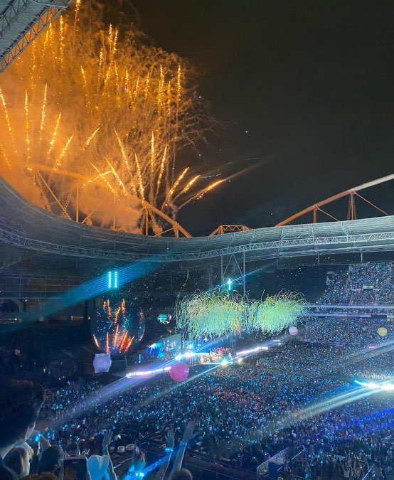 coldplaybrasil's tweet photo. Era uma vez.. um Engenhão cheio de estrelas 💫
Que saudade dos shows no Brasil 🥺
(📸: primeira foto, Hiago Elias - segunda foto, Esthefanie Marques)
#coldplayrio https://t.co/hnZG5cnBCb