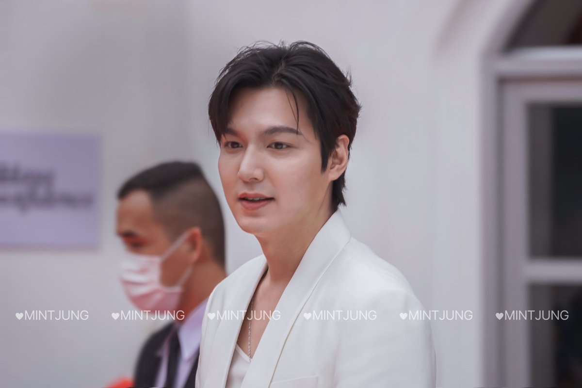 Mint_Piyawan's tweet photo. ยาดมต้องเข้าตลอด 😹Ⓜ️🫶🏻 @actorleeminho #mjminho #LeeMinHo #ลีมินโฮ #이민호 
#WelcomeLeeMinHotoThailand #merzaestheticsxleeminho https://t.co/63DLiOBtsQ
