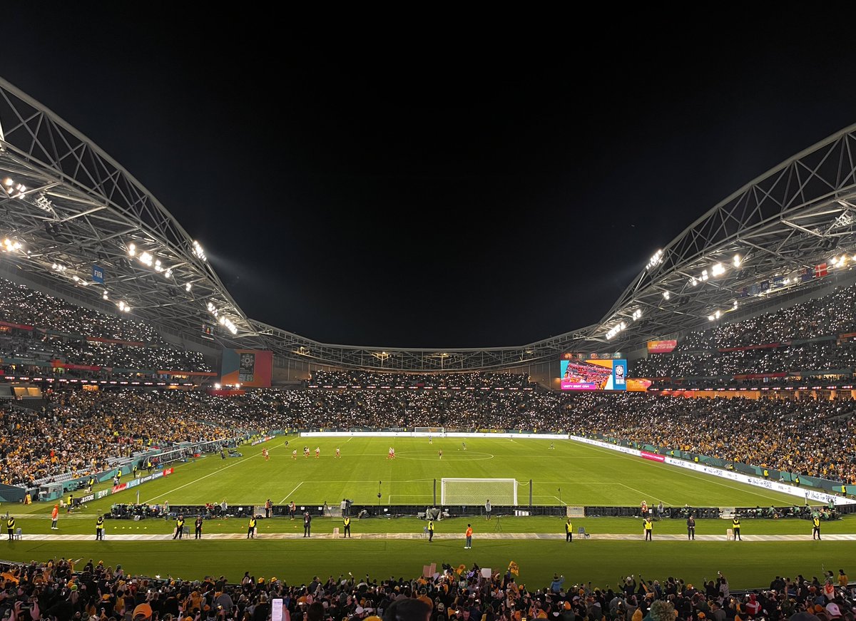 Kadınlar Dünya Kupası, sahnede Matildalar, tribünde 76 bin seyirci. Avustralya’nın kadın futboluna verdiği değeri algılama sürecim hayret verici bir serüvene dönüşüyor. 200 bin kadın futbolcu var ülkede, hepsi sahada.