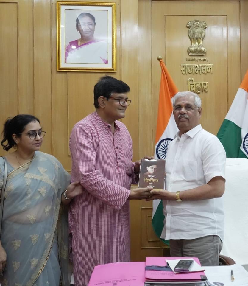 आज  मेरे अग्रज अरविंद भैया <a href="/ArvindK63175309/">Arvind Kumar Singh</a> को बिहार के माननीय महामहिम राज्यपाल श्री राजेन्द विश्वनाथ अर्लेकर जी <a href="/rajendraarlekar/">Rajendra Arlekar</a> से राजभवन में मिलने का सुअवसर मिला।भैया ने उन्हें पूज्य दिनकर जी की और स्वलिखित पुस्तकें  सादर भेंट की।<a href="/GovernorBihar/">Bihar Lok Bhavan</a> <a href="/BJP4Bihar/">BJP Bihar</a> <a href="/MinOfCultureGoI/">Ministry of Culture</a>