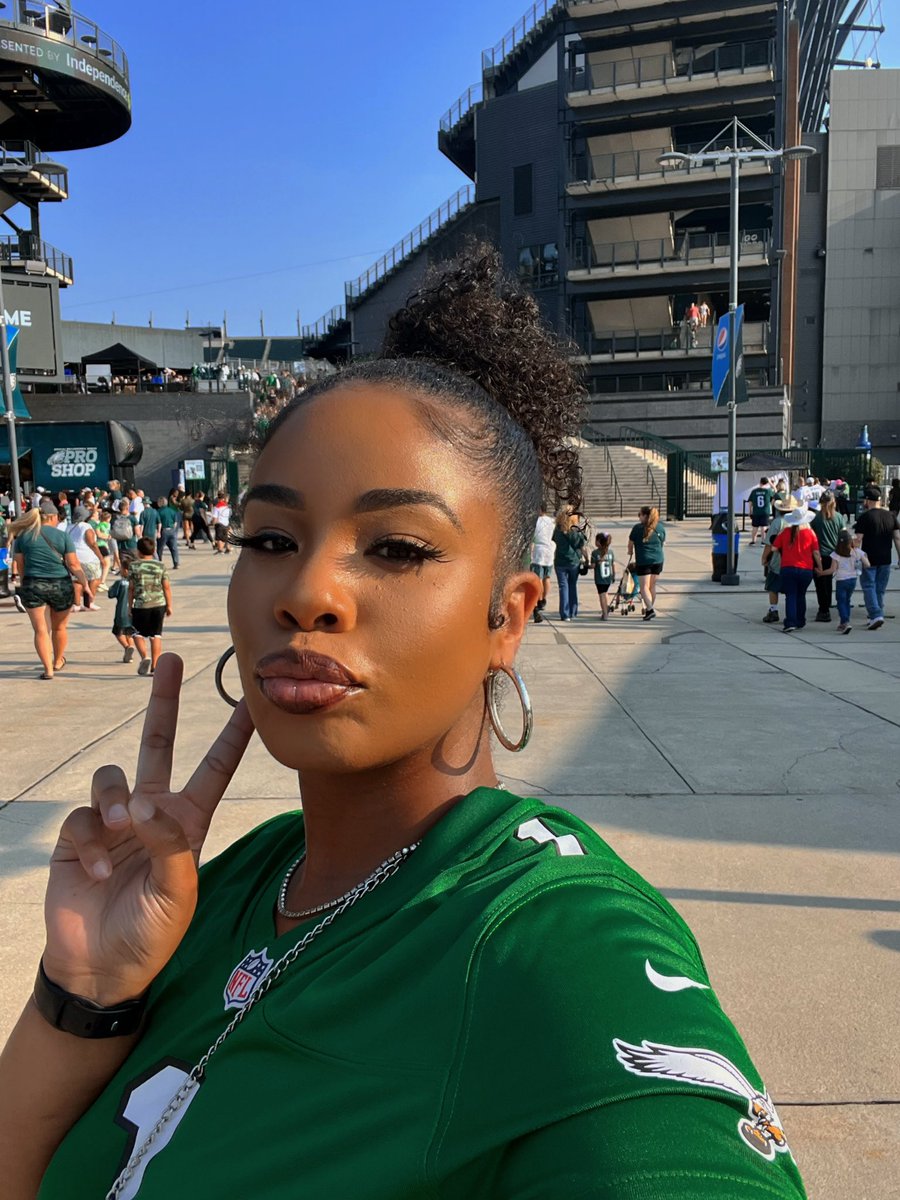 TheMissesSmith's tweet photo. It’s that time again, and you know we only bleed green over here. 💚🦅#FlyEaglesFly https://t.co/qg9pyT06RW