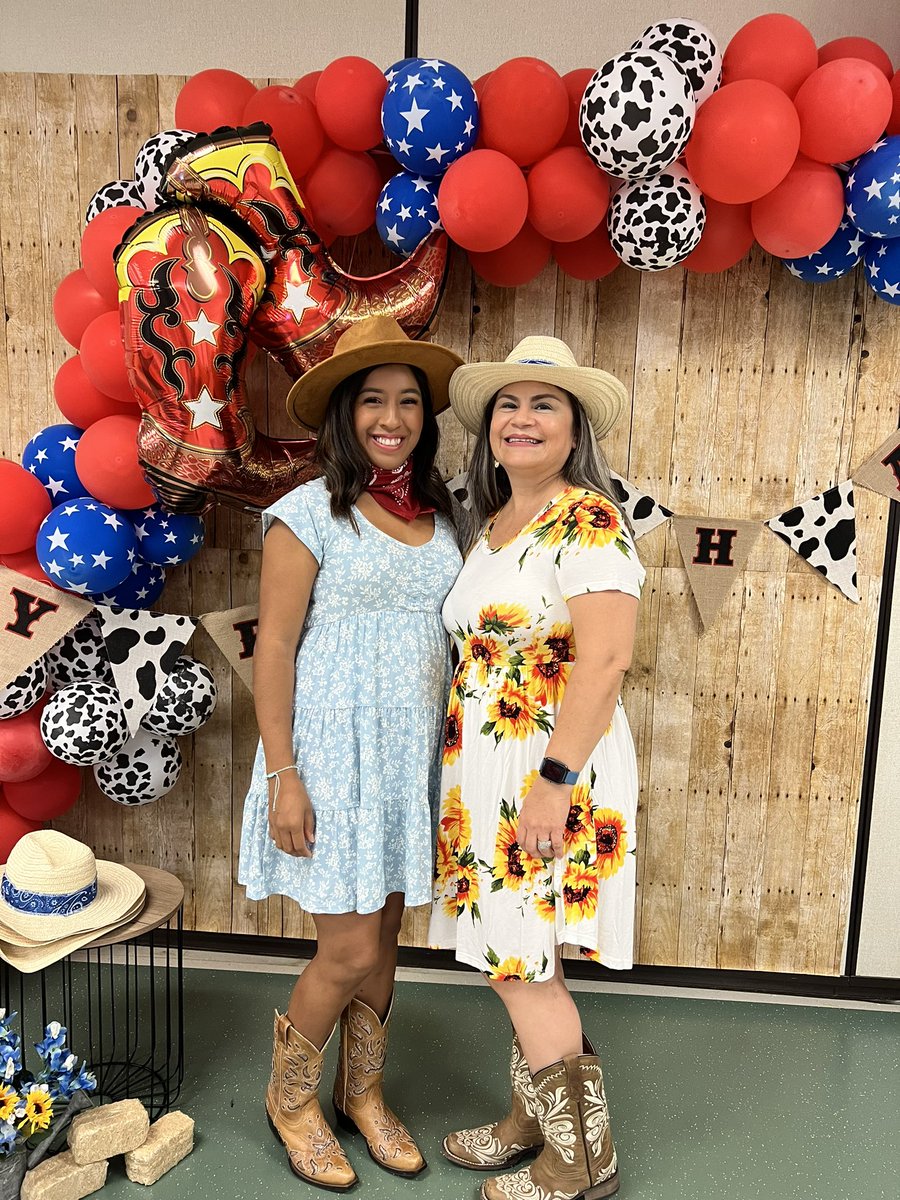 Love my school family!!! 💚🦘#IISDReimagined #TeamBuilding <a href="/KinkeadeECS/">Kinkeade ECS</a> <a href="/TPpayne0228/">Patricia Payne</a> <a href="/zuniga_leticia/">Zuniga Lety</a> @dunbar106