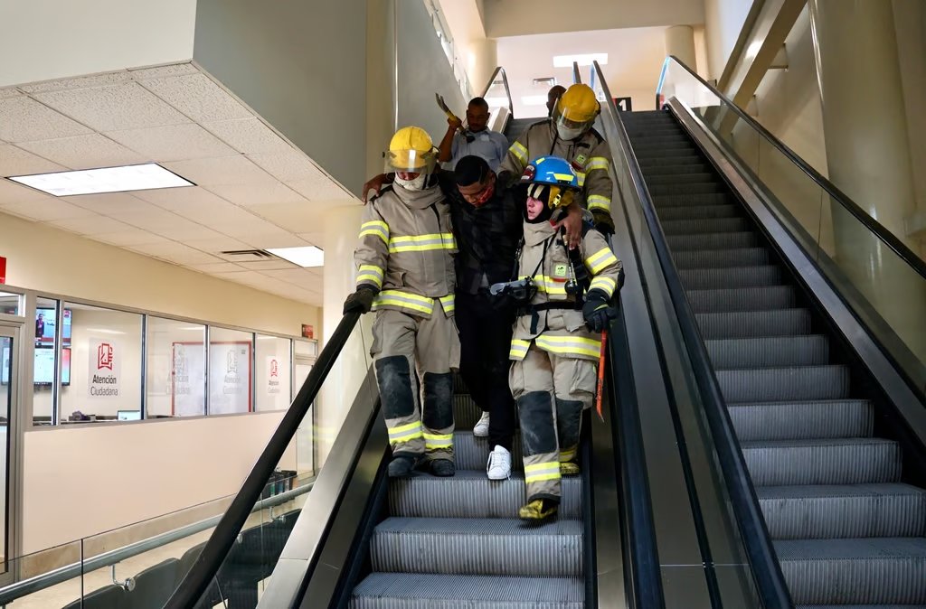 P_Civil_Magazin's tweet photo. #Capacitan a empresas en caso de emergencias en Torreón; realizan simulacros de protección civil para que personal esté preparado para actuar en estos casos, bajo la supervisión de la Dirección de Protección Civil y Bomberos local https://t.co/tPxVgwIhje @torreon @BomberosTRC https://t.co/pteclko6DK