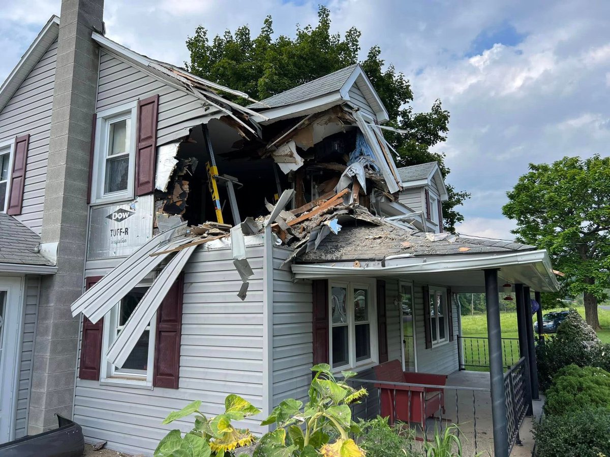 livingbyyyz's tweet image. Car into house 

📍Decatur Township PA🇺🇸📍

accident happened at around 3:15 p.m. on the 800 block of Alfarata Rd.

 the vehicle left the roadway and crashed into a residence's second floor, causing substantial damage.
Driver was sent to Geisinger Lewistown Hospital.