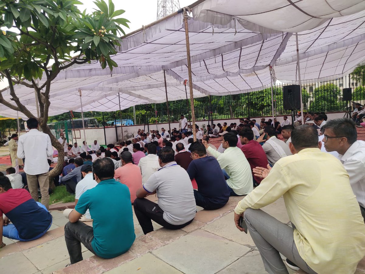 सभी सम्मानित मेरे शिक्षक भाई और बहनों से निवेदन हैं की जो भाई और बहनें आज शहीद स्मारक जयपुर नहीं पहुंची वह कल जरूर आ जाए।
#3rdग्रेड_शिक्षक_मांगे_ट्रांसफर 
<a href="/Priyank19565886/">Priyanka Jakhar</a> 
<a href="/SumanBhakar2/">Suman Bhakar</a> 
<a href="/SushmaY62852223/">Sushma Yadav</a> 
<a href="/beda_suman/">SUMAN BEDA</a> 
<a href="/KarmaMeena69958/">Karma Meena 4</a> 
<a href="/Atal_sangeeta/">sangeeta vijayee</a> 
<a href="/swamiswati2/">swami swati</a>