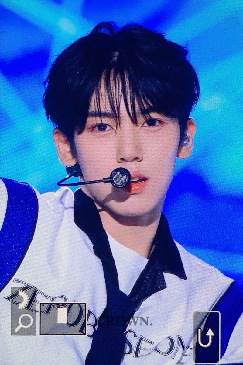 jeansyujin's tweet image. 한유진 퍼컬 이런거 모르겟음
배경 너무 다른데 얼굴은 그대로 폭룡적임