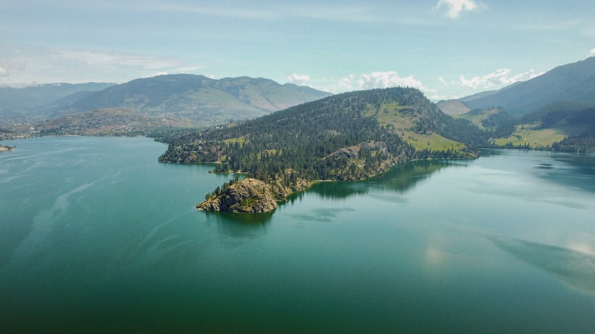 Do you ever just start dreaming while looking out onto Kalamalka Lake? Yeah, us too. 🤩 

Next time you head on to @tourism_vernon or @lakecountrybc stop by Kalamalka Lake! 🏖️ 

📷 Destination BC

#KalamalkaLake #LakeCountryBC #ThompsonOkanagan  #Vernon