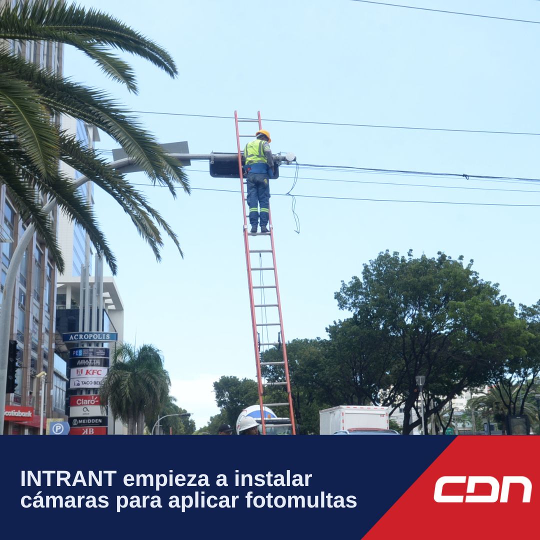cdn37's tweet photo. #NacionalesCDN.- El Instituto Nacional de Tránsito y Trasporte Terrestre (INTRANT) inició el proceso de instalación de las cámaras que utilizará para la aplicación de las fotomultas a quienes violen las leyes de tránsito.

Así lo pudo constatar elCaribe y CDN al observar a equipos del Intrant, y de la empresa contratista, colocar en los semáforos de varias intersecciones de la avenida Winston Churchill los dispositivos que permitirán monitorear el tránsito vehicular y capturar imágenes de aquellos que incurran en la violación a las reglas de circulación vial establecidas en la Ley 63-17 de Movilidad, Transporte Terrestre, Tránsito y Seguridad Vial.
.
.
Amplía esta y otras informaciones en nuestra página web: https://t.co/JMXawBvzFc
-
#CDN37 #RepúblicaDominicana