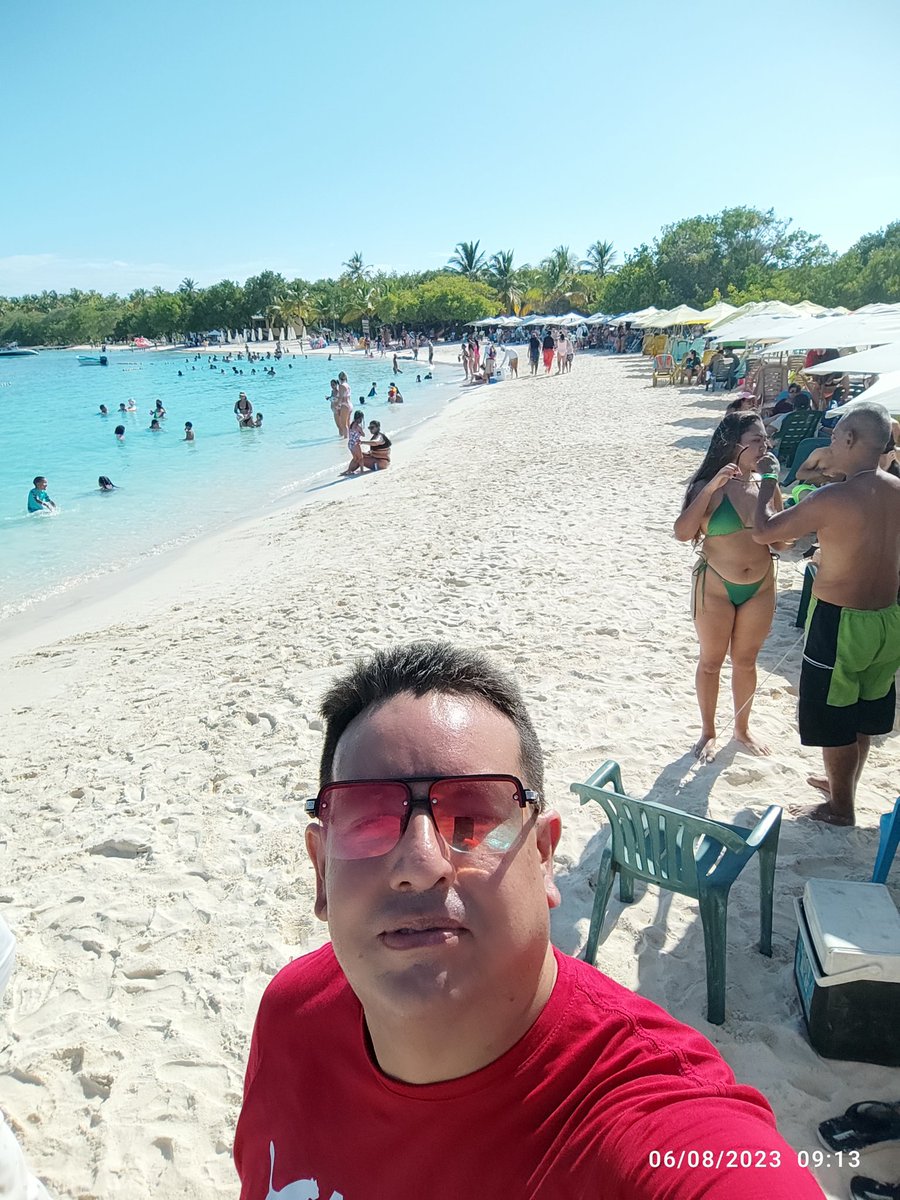 SanojaReinaldo's tweet photo. Venezuela está quebrada y su pueblo pasa hambre.

✓ Lancha normalita $70
✓ Toldo $20
✓ Almuerzo $15
✓ Piña Colada $10
✓ Langosta $30
✓ Ostras $10
✓ Tobo de cervezas $10

CAYO SOMBRERO totalmente FULL un día domingo, bien lejos de quincena.

Venezuela va pa lante con la cruz de las sanciones encima y le dice al mundo que aún no existe imperio que nos pueda DERROTAR 🇻🇪