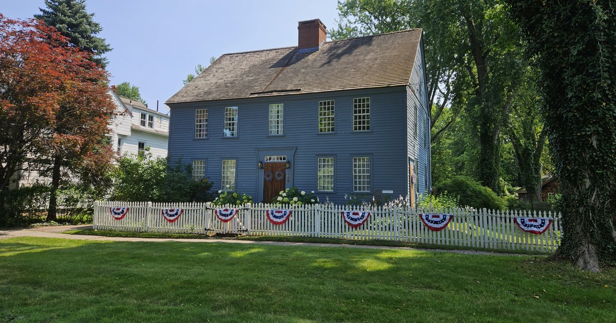 Historic homes and bunting flags. What do you think of this one? 

Nathaniel Stillman House built 1743.
#summer #decor #buntingflag #colonial #home #architecture #old #history #historic #cultural #historicwethersfield #wethersfieldct #connecticut #ctvisit #newengland #photography