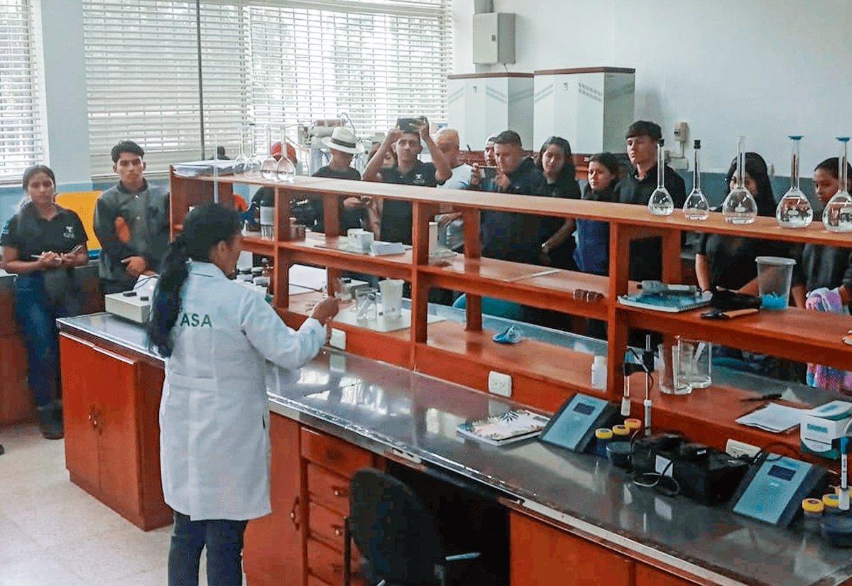INIAPECUADOR's tweet image. #LosRíos | Más de 30 estudiantes del @IST_TSA_CHILA conocieron el laboratorio de suelos y aguas de la Estación Exp. Tropical Pichilingue para aprender sobre el estado de fertilidad de los suelos y así proyectar el manejo de una fertilización balanceada de los diferentes cultivos.