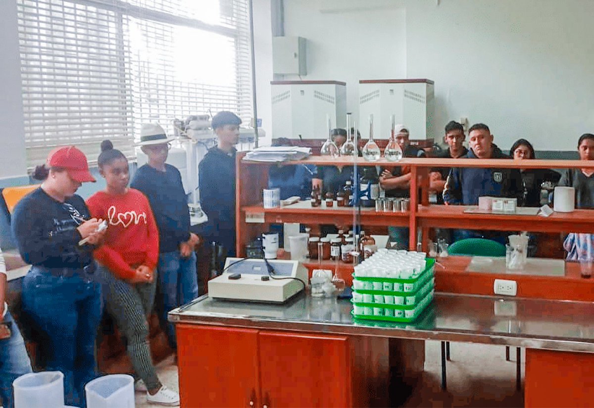 INIAPECUADOR's tweet image. #LosRíos | Más de 30 estudiantes del @IST_TSA_CHILA conocieron el laboratorio de suelos y aguas de la Estación Exp. Tropical Pichilingue para aprender sobre el estado de fertilidad de los suelos y así proyectar el manejo de una fertilización balanceada de los diferentes cultivos.