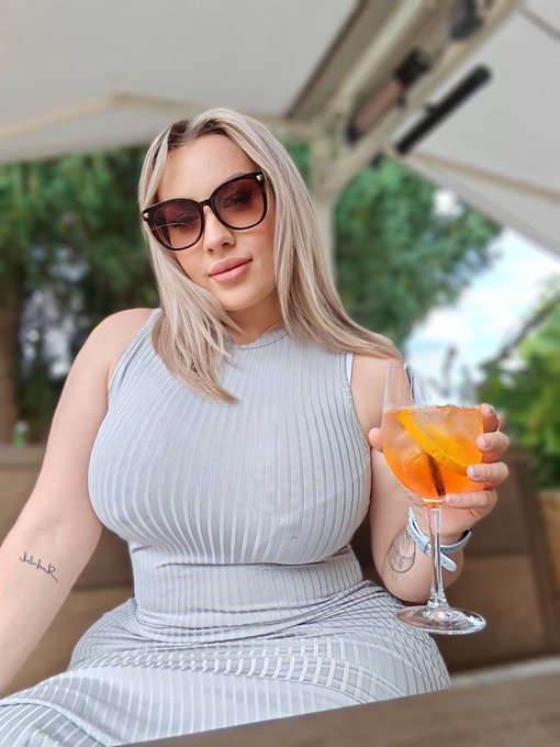 Cheers 🥂 to me like this post if you agree 😈 https://t.co/Am56cIFquy