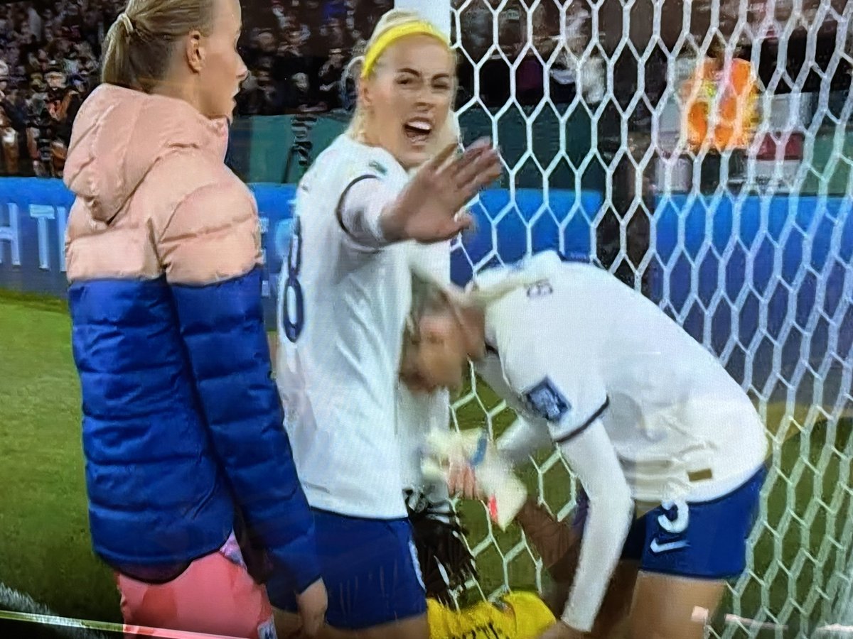 Jec_E's tweet photo. Amazing act of kindness from Chloe Kelly. Protecting the sobbing Nigerian keeper from the cameraman. Not sure you’d see that in the men’s game. #Lionesses #womensfootball #FIFAWomensWorldCup2023 https://t.co/tBwQeN5Pp8