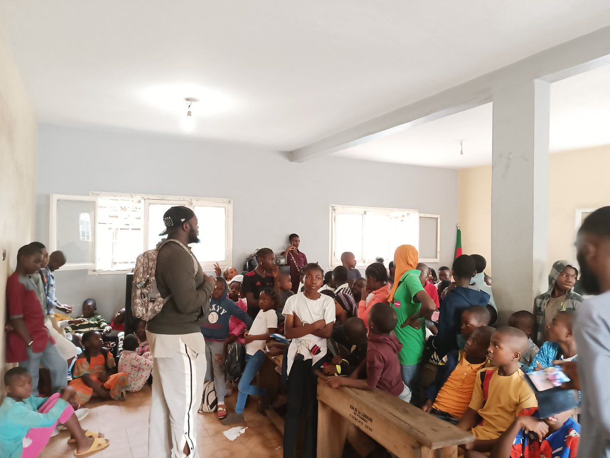 visartculture's tweet photo. Actuellement nous entretenons les jeunes du FEXAC en photographie.
L'importance de capitaliser son téléphone pour faire de bonnes photos.
Un atelier animé par Hit Polo..
#DschangBlog2023
#KimboCare
#Dimsoft
#2KAgency
#Wutsi
#Defyhatenow https://t.co/X3UIjgSeS0