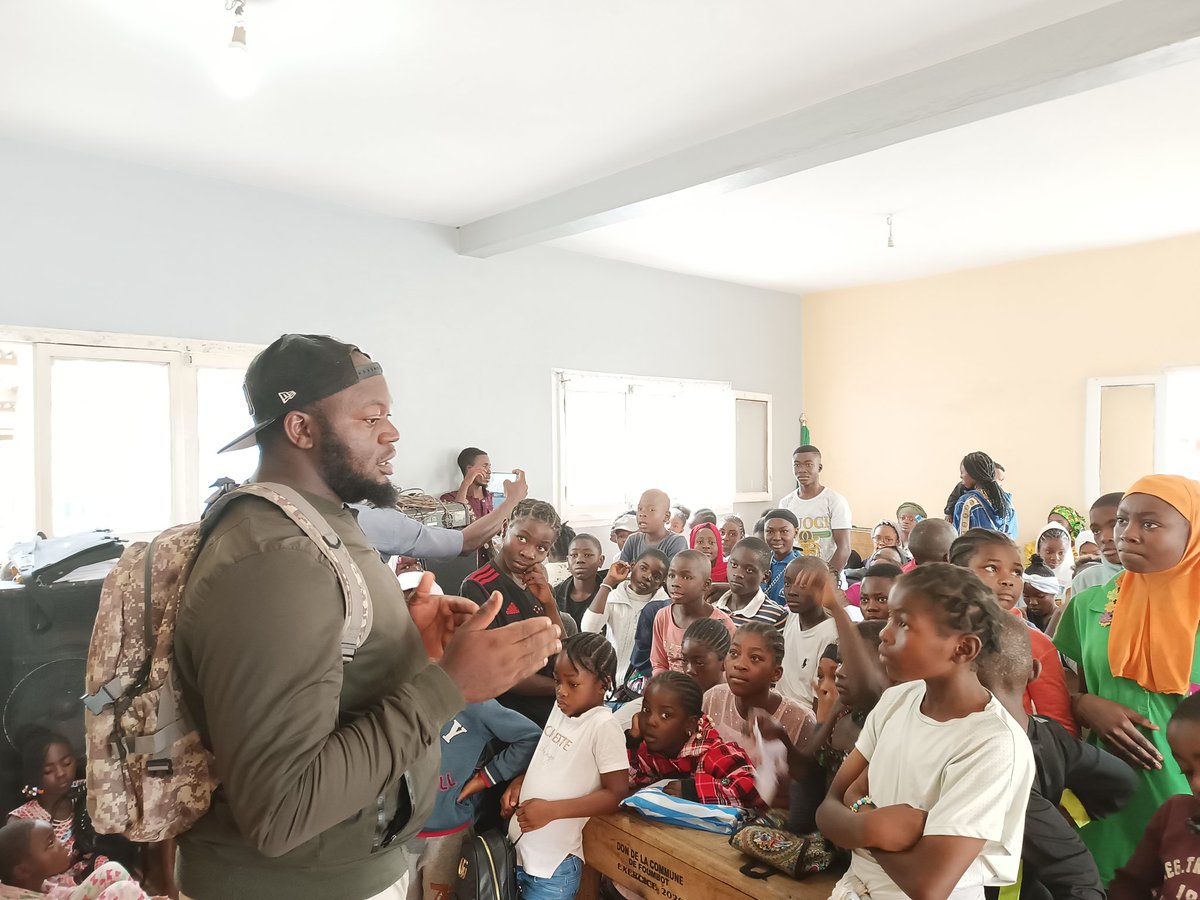 visartculture's tweet photo. Actuellement nous entretenons les jeunes du FEXAC en photographie.
L'importance de capitaliser son téléphone pour faire de bonnes photos.
Un atelier animé par Hit Polo..
#DschangBlog2023
#KimboCare
#Dimsoft
#2KAgency
#Wutsi
#Defyhatenow https://t.co/X3UIjgSeS0