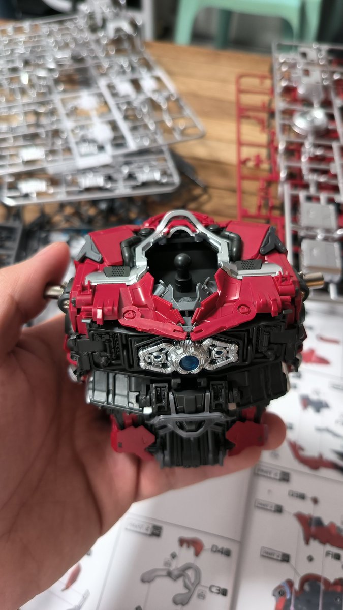dizonched's tweet photo. 12hrs of build so far. #Yolopark #Transformers #OptimusPrime https://t.co/kxNTtqneEv