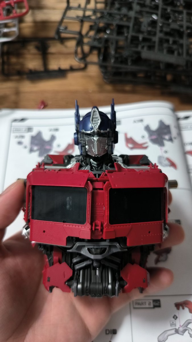 dizonched's tweet photo. 12hrs of build so far. #Yolopark #Transformers #OptimusPrime https://t.co/kxNTtqneEv