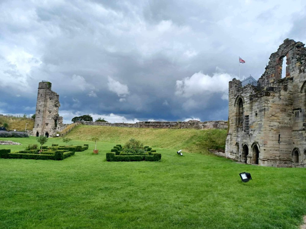 Great Sunday afternoon costumed history talk by Citylife In Lichfield writer Lesley Smith, as Mary Queen of Scots, at Tutbury Castle, followed by a picnic box afternoon tea - perfect! #history #tutbury