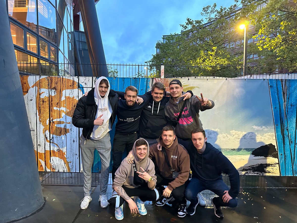 Nichts steht über dem Team❤️

Von Links oben:
 <a href="/Mxrceel1/">Mxrceel</a> <a href="/Diddldylan1/">Diddldylan</a> <a href="/Speedy_le_/">Speedy 🇩🇪</a> <a href="/TimF_cs/">TimF</a>
 Ich @Beatz_csgo <a href="/knoeppi01/">Leon K.</a>