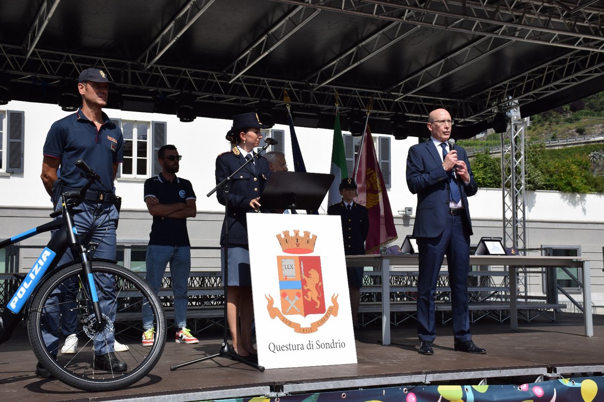 Una “svolta ecologica” per il nuovo progetto di sicurezza promosso da questura Sondrio.  Quattro e-bike, con logo #PoliziadiStato, verranno impiegate  nei parchi cittadini, sul sentiero Valtellina e nelle aree verdi della provincia #essercisempre #7agosto 
poliziadistato.it/articolo/1564d…