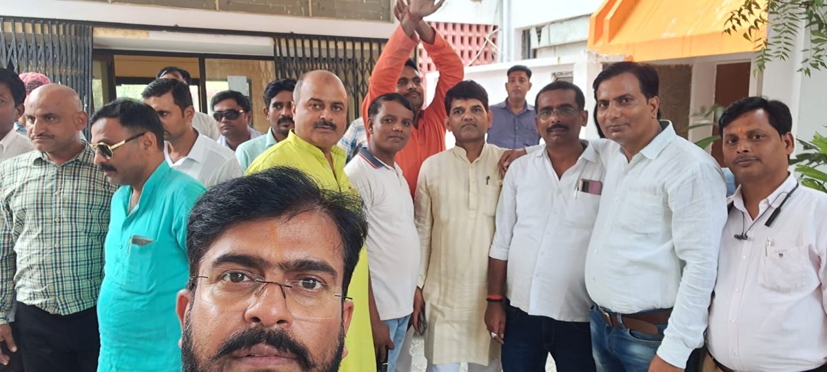 <a href="/TrSushilKumarP1/">Sushil Kumar Pandey</a>
<a href="/VirendraRSM/">Virendra Mishra</a>
<a href="/thisissanjubjp/">Sandeep Singh</a>

उत्तर प्रदेश के सभी जिलों से आए परिषदीय शिक्षक पदोन्नति की मांग को लेकर आज #DG_BASIC_EDUCATION श्री विजय किरन आनन्द जी से मिले।

विदित हों कि 2015 में नियुक्त हुए बेसिक शिक्षकों का अभी तक #प्रमोशन नहीं हुआ है, जबकि इसके पहले 4 से 5