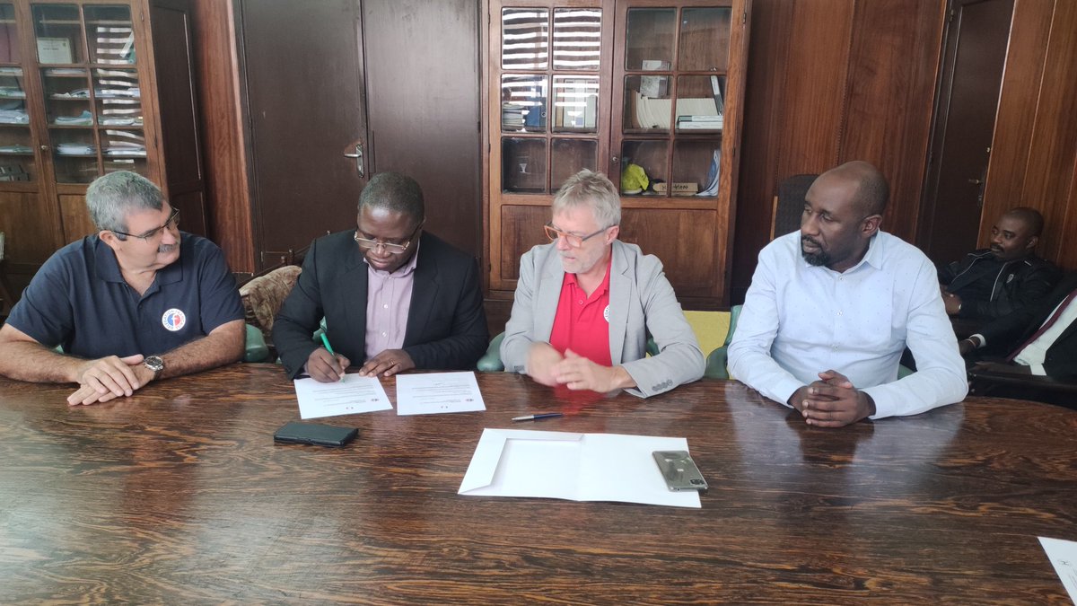 DelegationF's tweet photo. Ce matin, Daniel Zielienski, chef de la délégation 🇨🇵 et son équipe médicale a fait don de 💊,  d'équipements médicaux et boissons à 🏨 ex-MAMA YEMO en présence du 🧑‍⚕️Dr Jean Paul DIVENGI NZAMBI et 🧑‍⚕️ Dr Patrick MAYI. https://t.co/MQcS0bCKbU