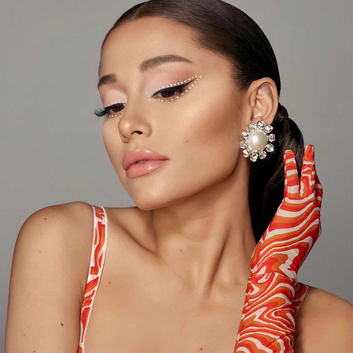lovinagbg's tweet photo. ariana is the queen of pop… https://t.co/qcuQgSibcw