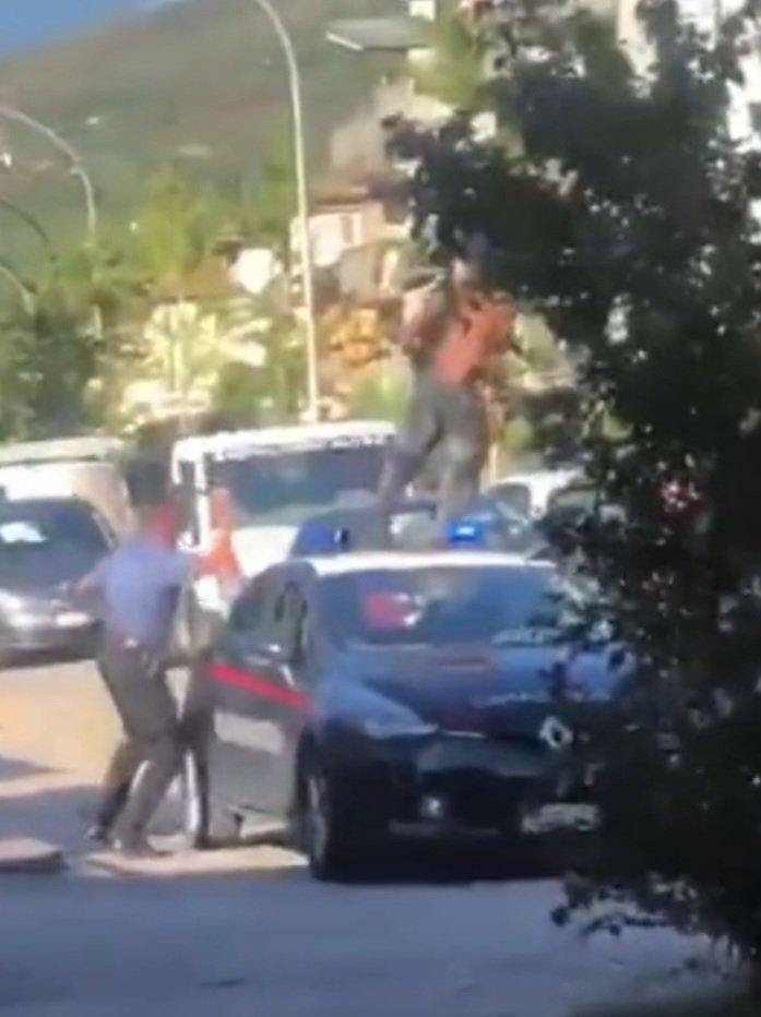 Ma il sindaco di #Rovereto che accusò #Salvini di esagerare sul caso del #nigeriano che lo scorso anno aggredì i #carabinieri e che ora ha ammazzato di botte una donna ancora parla?
<a href="/Storace/">Francesco Storace</a>: E perché l'assassino non era in galera o a casa sua in #Nigeria?
7colli.it/nigeria-assass…