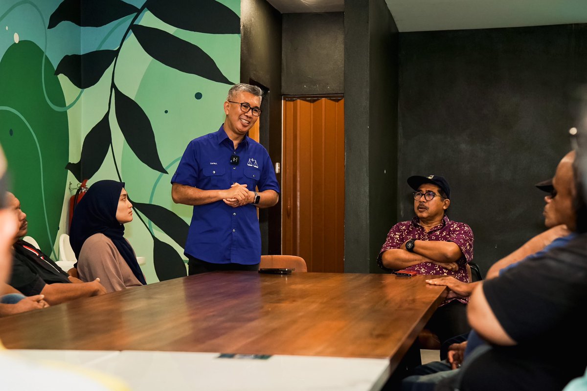 tzafrul_aziz's tweet image. Di DUN #KokLanas, Ketua #UMNO Bahagian Ketereh Dato' Seri Md Alwi Che Ahmad &amp;amp; calon #BN N.25 Abe Mat Jelira memaklumkan kedudukan DUN.

Saya pula menerangkan tentang situasi ekonomi Kelantan. Semoga timbul kesedaran pengundi untuk memilih #KerajaanPerpaduan. #jelajahperpaduanTZA