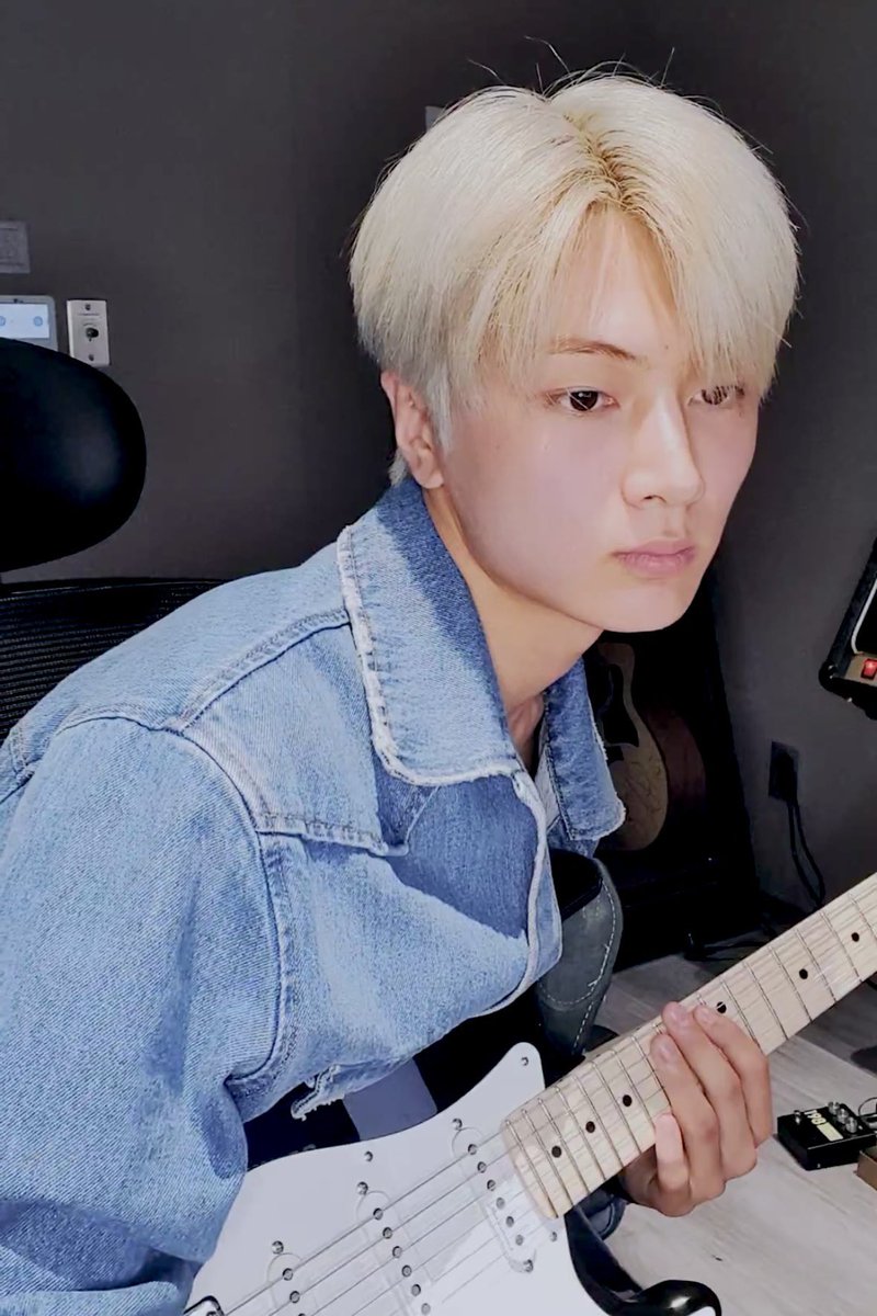 mainlyjay's tweet photo. i love jay so much :(( https://t.co/IpHX1elDgx