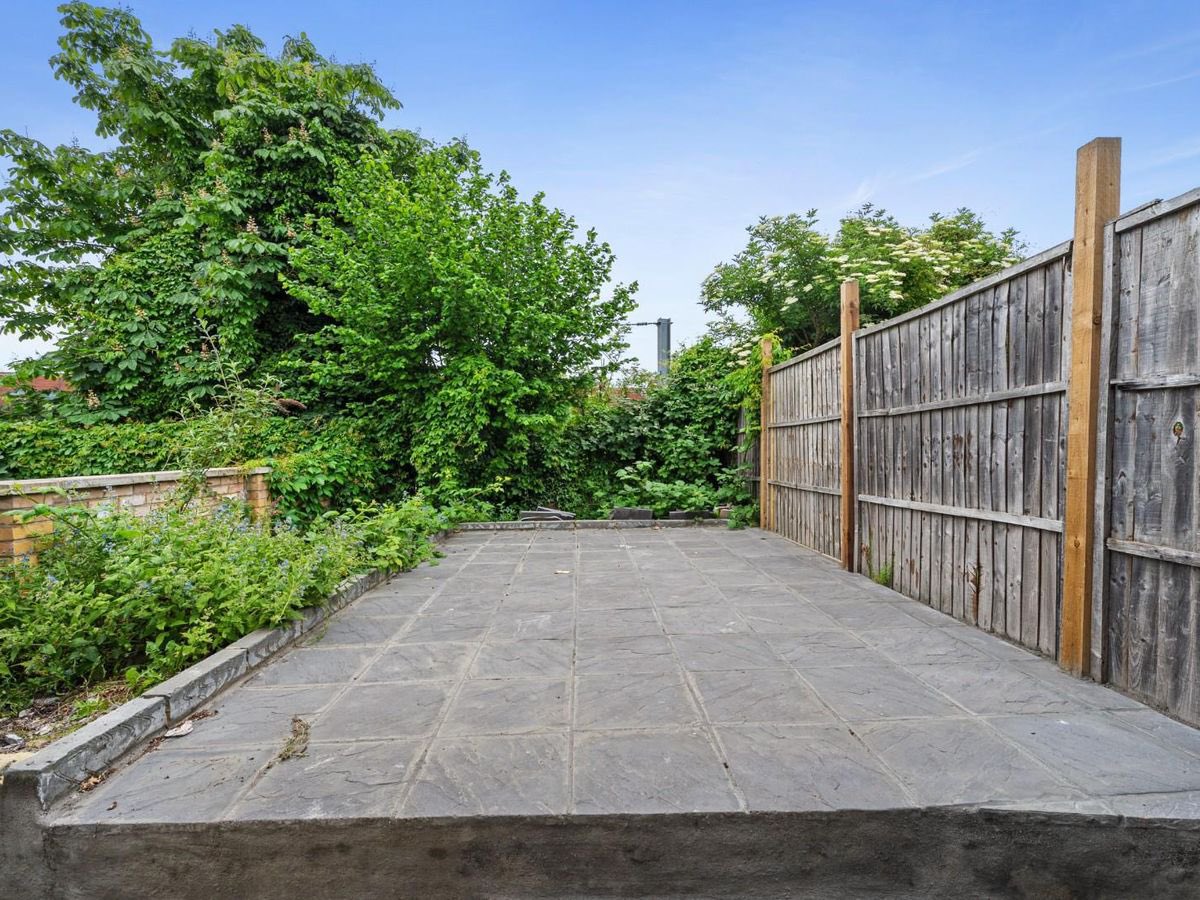 TO BUY 🏡

📍 Ravenshaw Street, London, NW6

A fully refurbished and extended freehold family home 🏡

📞 Call us now on: 0207 431 4777

#sale #forsale #property #buy #buyer #fourbedrooms #westhampstead #estateagent #apartment #london #buying #home #house #NW6