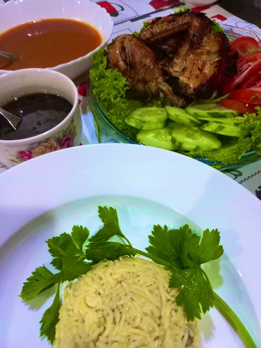 DlylaDz's tweet photo. Nasi ayam sedap !!! https://t.co/HyxJGiypha