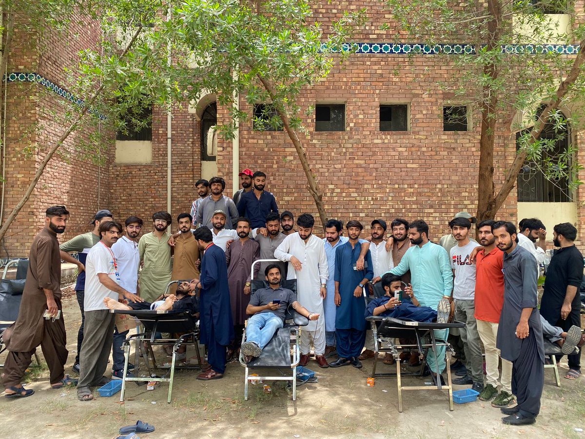 LalaMuradKhan's tweet photo. ایسا ہے ہمارا سندھ !!
ہمارے قائد چیئرمین بلاول کے احکامات پر سپاف شہید بینظیرآباد کے عہدیداران کی طرف سے ہزارہ ٹرین حادثے کے دوسرے روز بھی طلبہ اپنے خون کے عطۓ دے رہے ہیں۔
@BBhuttoZardari https://t.co/2iyt1SlSJF
