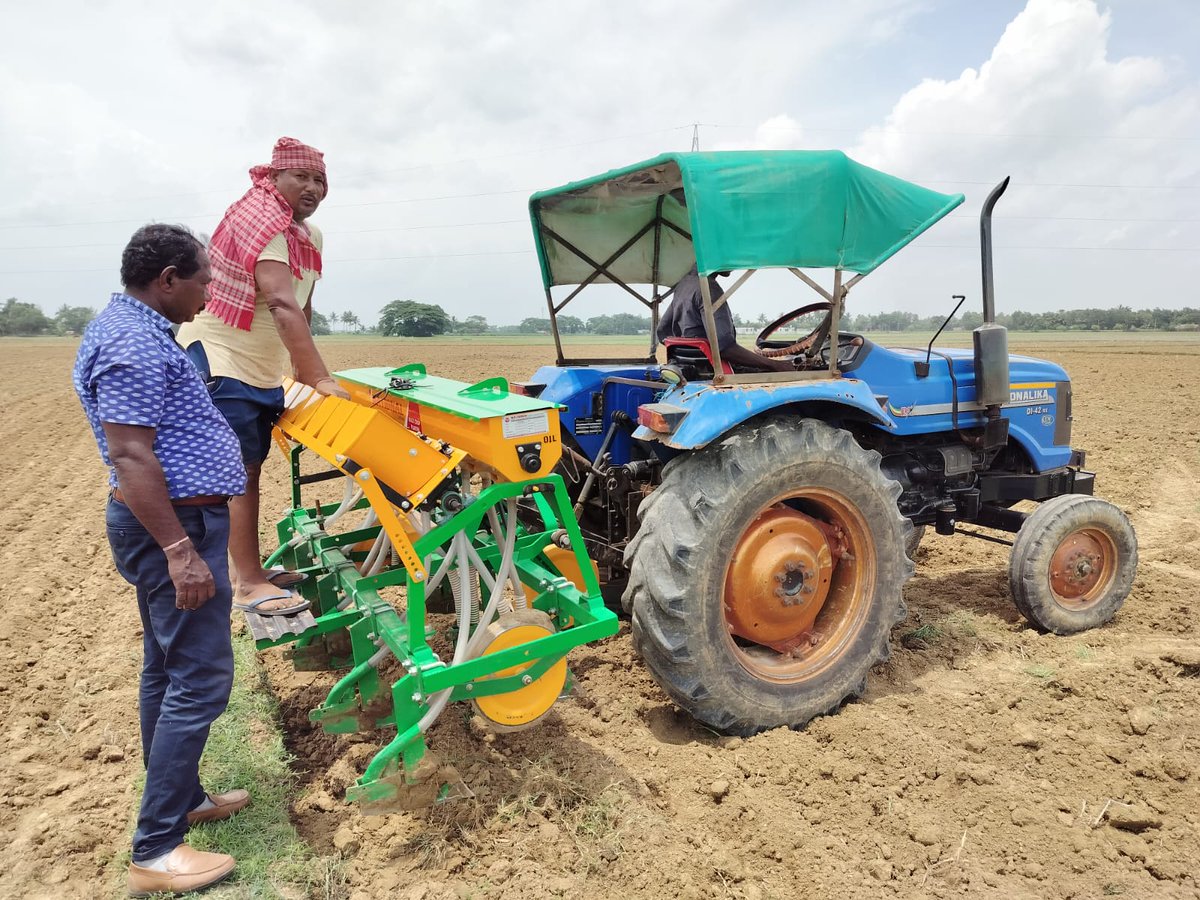 CDAO_Puri's tweet photo. @krushibibhag @arvindpadhee @rajaaswain 
#Mechanized_DSR Demonstration at different block of Puri District during the season Kharif- 2023. https://t.co/02aiyXYGpK