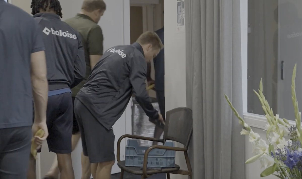 PedMenCoach's tweet photo. 🍔🥗 Meal times for professional teams are cherished moments of interaction among players. No tech distractions allowed! It's all about bonding and team spirit. ⚽🤝 #Teamwork #BondingTime #NoTechAllowed
🖼️KAA Gent - Hein Vanhaezebrouck🇧🇪 https://t.co/aMmCqb3vcw