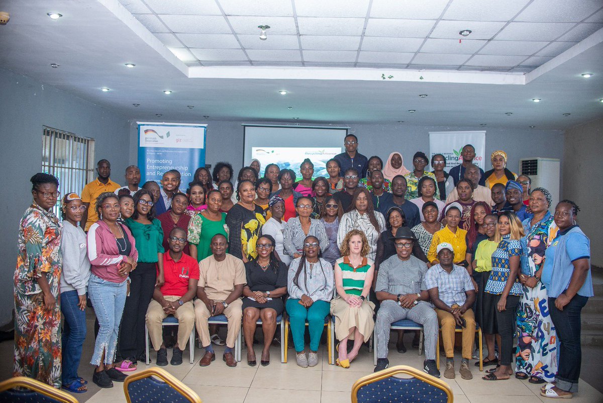 pakamnigeria's tweet photo. Pakam was present for a CDP program that empowers and connects collectors and aggregators.

 There were speeches made to provide insight on how to make recycling more seamless and the importance of proper waste management. 

#recycle #wastemanagement #recycle #recyclingproject https://t.co/IEmQcB3ZTA