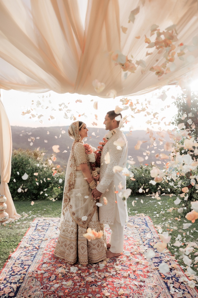 Talk about wedding photography goals 📸 Khush Wedding Expert @photographybygagan is the best choice for a destination wedding! 🌅

🔗 l8r.it/wwaS
⁠
Photography: @photographybygagan
#luxurywedding #realwedding #weddingphotographer #destinationwedding