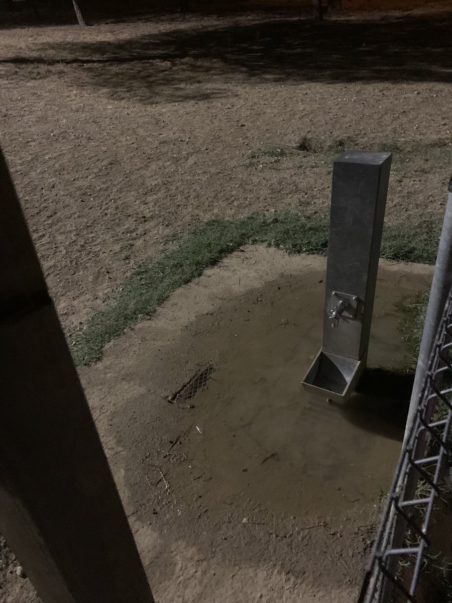 Buenas <a href="/AjRipollet/">Ajuntament Ripollet</a> , Buenos días! Os notifico, en caso de que no lo sepáis ya, de que una de las fuentes del parque canino de pinetons lleva así un tiempo. Parece que el desagüe está taponado, y ocasiona que los perretes beban del agua estancada que se queda en la zona arriba.Thx